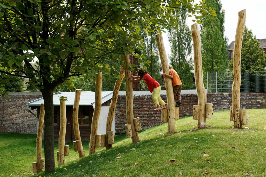 Zwei Kinder balancieren über einen Baumstammweg - FREIO Naturspielräume