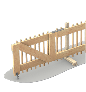 Ein Tor aus dem „Mobiler Rundstabzaun“ aus Holz mit vertikalen Latten und diagonalen Verstrebungen steht teilweise geöffnet. Es ist mit Metallscharnieren an einem Holzpfosten befestigt und verfügt an der unteren Ecke über ein kleines Rad, das das Verschieben erleichtert; im Hintergrund ist ein schlichter, hellgrauer Hintergrund zu sehen.
